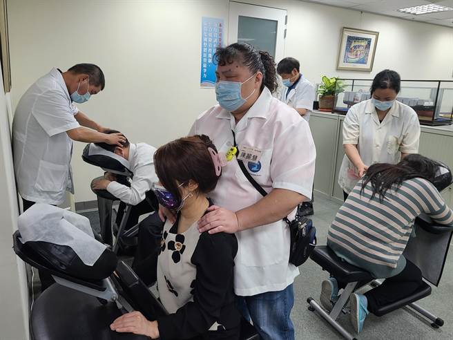 舒压按摩抽大奖，台中市优良视障按摩消费满额抽16日开跑。（台中市府提供／卢金足台中传真）