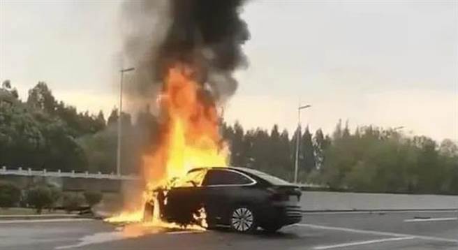 據傳是林文欽駕駛的蔚來汽車發生車禍後起火燃燒被路人拍攝到的影片。（圖／網路）