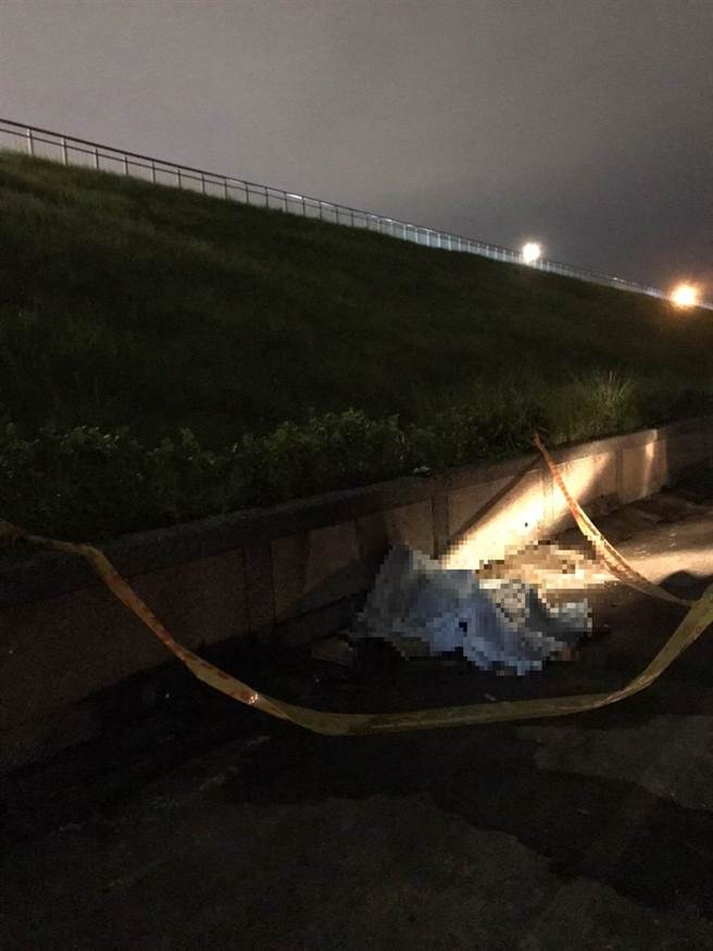 85岁金姓男子今（15日）下午8时许购买汽油后，独自前往新北市芦洲区復兴路与环堤大道交叉路口，随即被民眾发现金男全身起火燃烧身亡。（翻摄）
