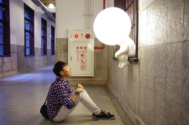 「用心看世界」竞赛主题，由《点亮心中的温暖》摘金，作品将灯泡比喻为社工，给跌坐在地上的人许多光明与温暖。（台中市府提供／卢金足台中传真）