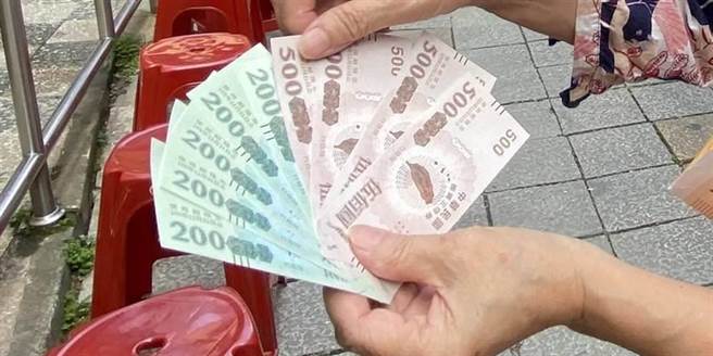 行政院將推出五倍券。圖為去年推出的三倍券。（資料照）
