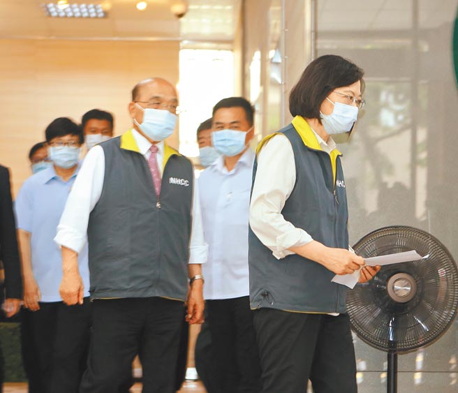 振兴券政策大转弯，学者点出，行政院长苏贞昌是为了保住阁揆位置才不得不同意免费发券，毕竟总统才是老大。图为蔡英文总统（右）与苏揆（左）先前连袂视察中央流行疫情指挥中心的画面。（本报资料照片）