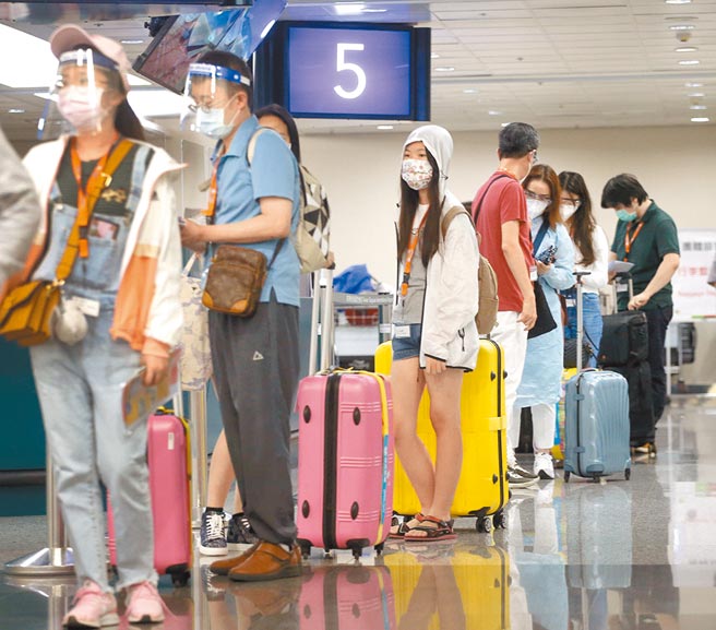 台帛旅遊泡泡14日出團，所有旅客在機場取得PCR陰性反應報告後，隨即辦理報到手續準備登機。（范揚光攝）