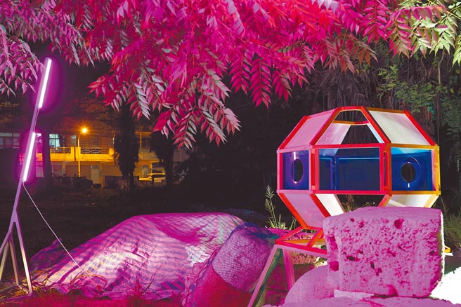 林建志与蔡咅璟在美术馆内打造「鱼菜共生」系统。（当代馆提供）