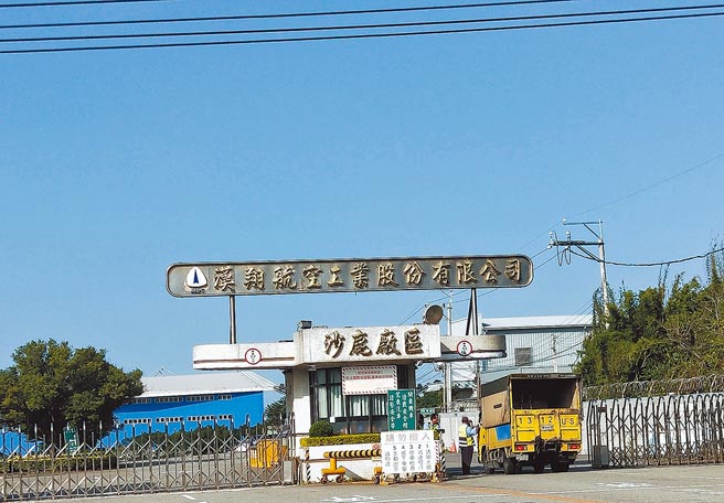 汉翔航太公司14日进行F-16战机构改时，惊传疑联胺气体外泄意外。（陈淑娥摄）