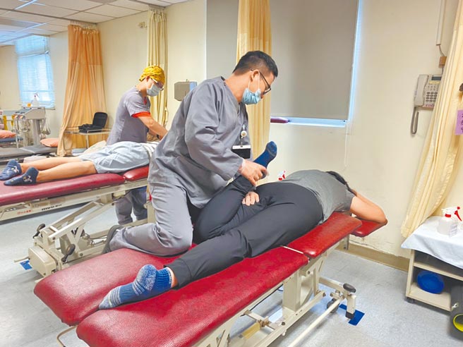 透过PRP自体血小板及细胞治疗能加速关节伤处分泌生长因子，不过仍需要靠物理治疗及循序渐进的训练，才能回到原本的状态。（罗亦晽摄）