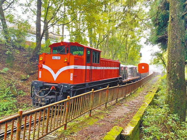 林铁及文资处今年4月乾旱时时修復水山线平甲车，8月12日时顺利载水到对高岳车站解决缺水问题。（林铁及文资处提供／张亦惠嘉县传真）