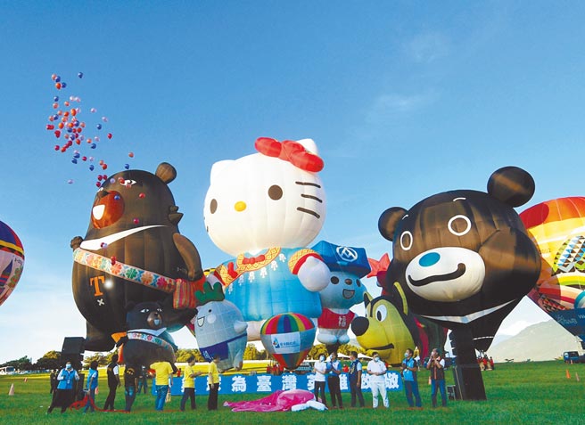 台东县长饶庆铃与台北市长柯文哲14日在鹿野高台启动热气球自由飞，并向台湾奥运英雄致敬。（庄哲权摄）