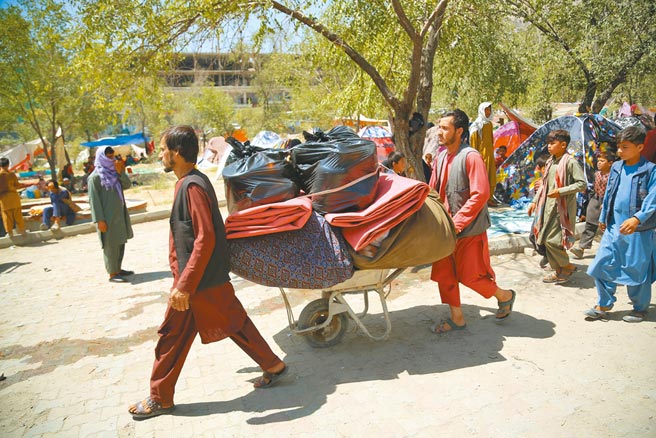 英國政界炮轟撤軍的決定，首相強森13日矢言不會背棄阿富汗，但不考慮軍事干涉阿富汗局勢的方案。圖為阿富汗首都喀布爾拍攝的因戰亂逃離家園的難民。（新華社）