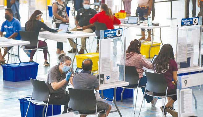 加拿大聯邦政府8月13日宣布，將強制要求公務員接種新冠疫苗，並會要求部分受聯邦監管的行業推行強制接種疫苗計畫。圖為人們在加拿大安大略省布蘭普頓接種新冠疫苗。（新華社）