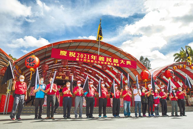 今年义民祭由枋寮联庄轮值，恭迎黑令旗到15个里的宫庙驻锡。（罗浚滨摄）