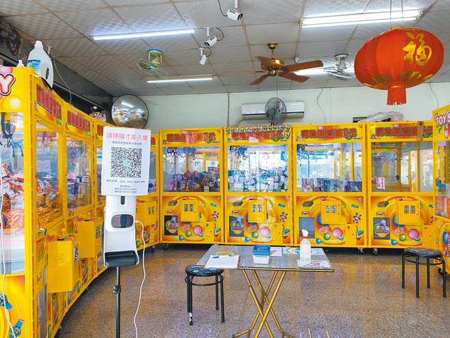 娃娃机店业者配合政府相关防疫政策做好防疫，但针对经济部限制营业时间感到不满。（张亦惠摄）