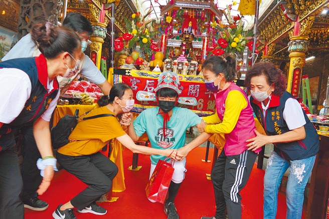 台南市安平开台天后宫举办「做16岁」活动，学生踊跃参与转大人。（程炳璋摄）