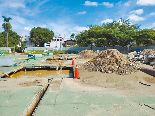 云林县斗六市籽公园的篮球场正改为风雨篮球场，开挖9个洞拟设置柱子，赫然发现6具无主骨骸，斗六市公所请示城隍爷，指示全面开挖清理。（周丽兰摄）
