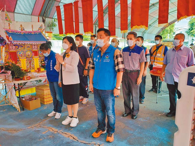 云林县斗六市公所14日请多尊神明坐坛，以隆重科仪普度后重新「破土」，县长张丽善（前排右二）亲自到场祭拜。（周丽兰摄）