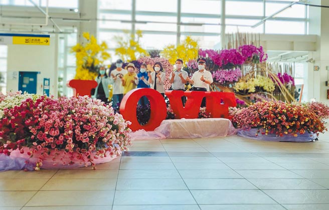 云林县府在斗六火车站布置以云林县生产的洋桔梗、蝴蝶兰、文心兰的花景打卡点，现场有大红色的「LOVE」字，还有象徵心心相印的洋桔梗花圈，十分适合应景打卡。（周丽兰摄）
