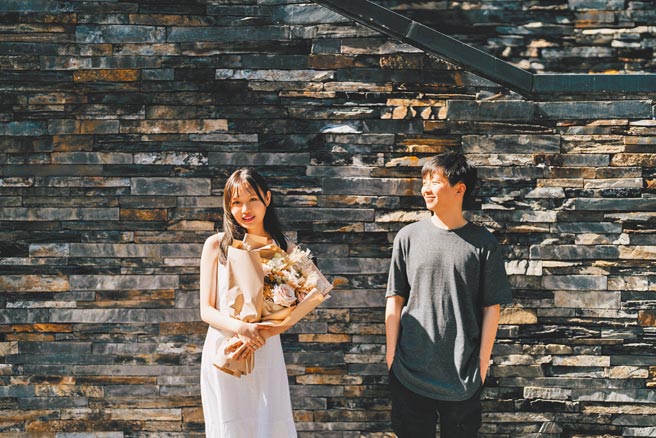 文慧如（左）昨宣布喜訊，甜蜜公開被製作人男友張暐弘求婚過程。（華研國際提供）