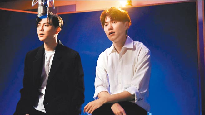 王子（左）和弟弟邱宇辰再度合作。（喜鹊娱乐提供）