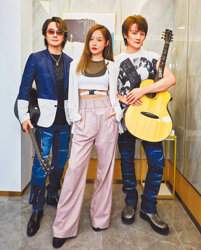 F.I.R.近來推出新專輯，成員陳建寧（左起）、韓睿及阿沁。（華研國際提供）