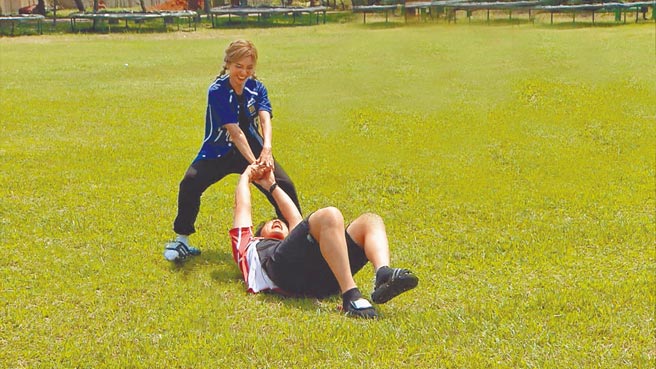 「豆花妹」蔡黃汝展現超強臂力，拖行許孟哲。（中視提供）