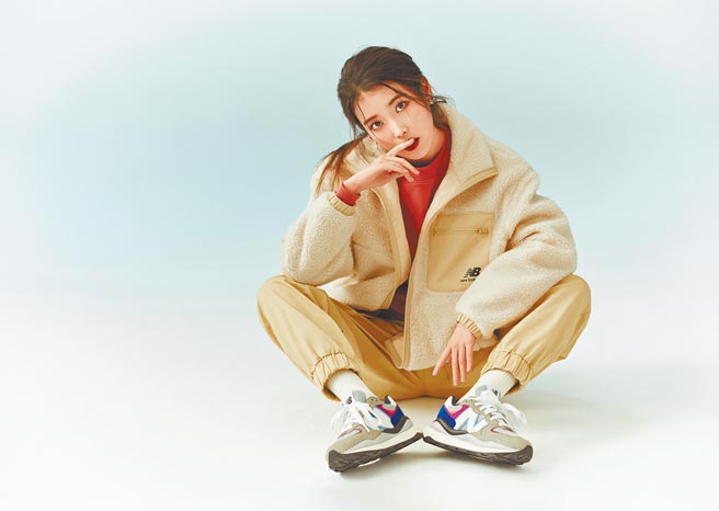 IU着New Balance本月主打款，散发独特的清新帅气魅力。（New Balance提供）