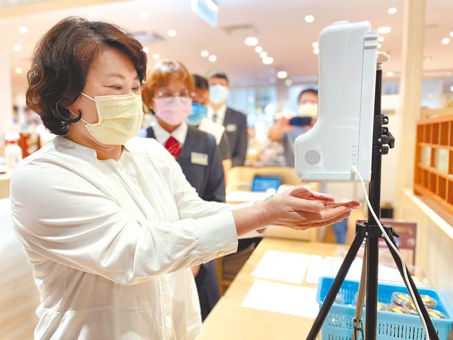 嘉義市長黃敏惠巡視新光三越百貨餐飲業者，提醒恢復餐飲內用防疫絕不能鬆懈。（嘉義市政府提供）