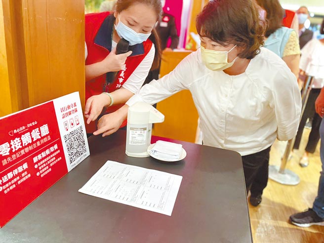 市長黃敏惠表示嘉義市將持續保持「鬆綁不鬆懈 降級不解封」原則面對疫情。（嘉義市政府提供）