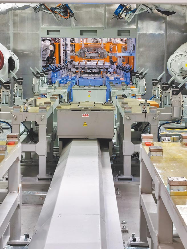 敏实集团捷克敏能电动车电池盒厂，智慧制造生产现场。（敏实科技大学提供）