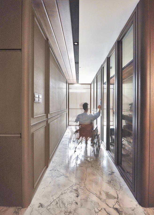 张舜渊总监深信设计以人为出发点，在退休宅及无障碍空间的规画极尽贴心。（允庭室内装修设计提供）