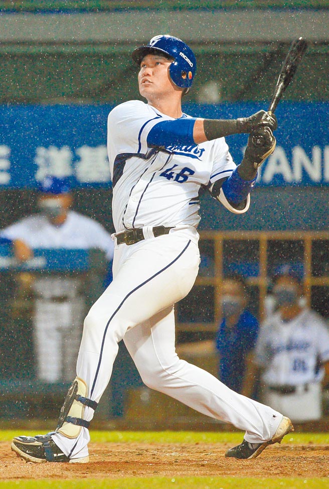 富邦悍將打者范國宸1局下擊出左外野2分打點全壘打，也是新莊球場第1300轟。（張鎧乙攝）