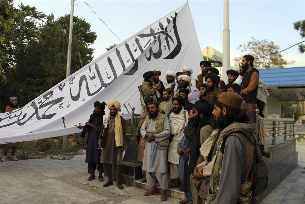 路透：塔利班宣称控制阿富汗总统府。图为塔利班战士在加兹尼省省长官邸举旗拍照。图/美联社(photo:ChinaTimes)
