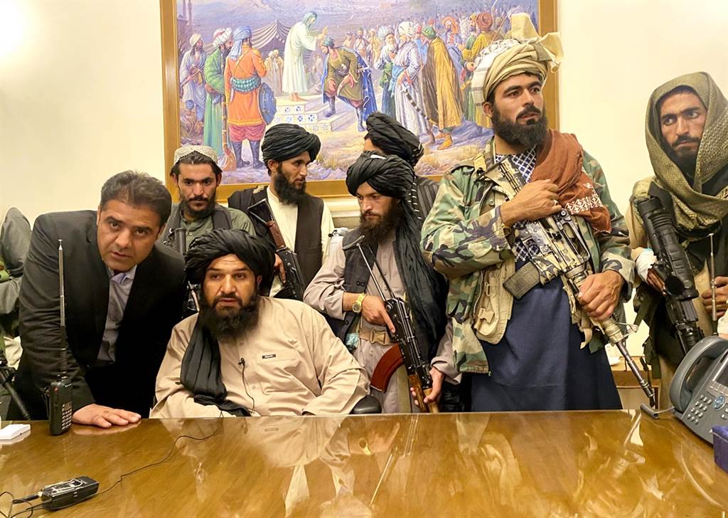 塔利班16日接管阿富汗总统府，庆祝画面也跟着曝光，他们除了拿出手机到处拍之外，还大方带媒体到处逛，参观总统府。（图／美联社）(photo:ChinaTimes)