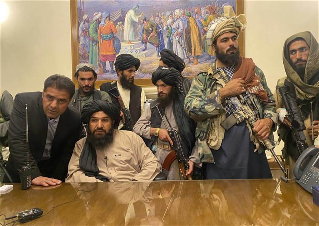 塔利班以摧枯拉朽之势掌控阿富汗政权，拜登总统的撤军政策成众矢之的。美联社(photo:ChinaTimes)