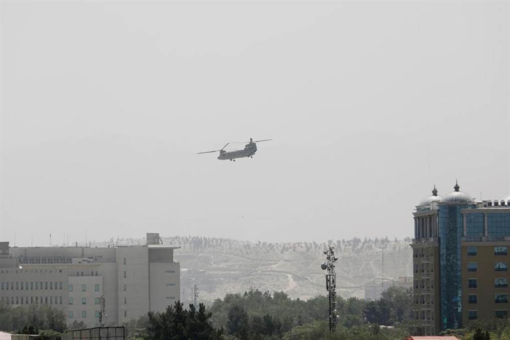 美国军用直升机，15日协助撤离驻阿富汗大使馆人员。美联社(photo:ChinaTimes)