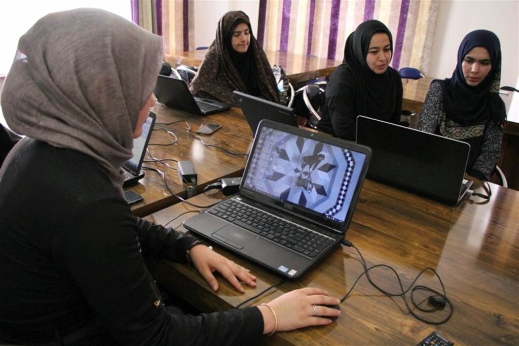 20年来，阿富汗女性有很大的自由权，可以学电脑，可以在银行工作。图/路透社(photo:ChinaTimes)