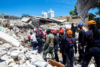 影》海地大地震暴增至近1300死逾5700傷 上萬民宅被毀
