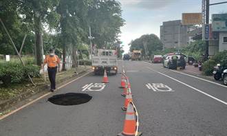 嘉義市大馬路直徑2米大坑洞 滿載瓦斯桶小貨車驚險「車震」