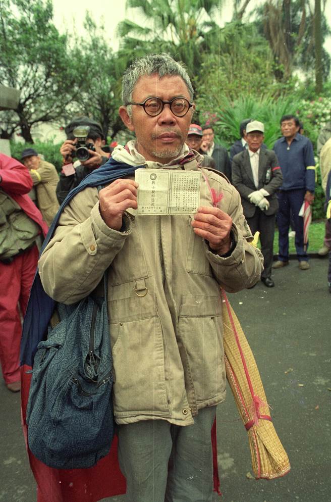 1988年，一名老兵身披国旗，在中国国民党中央党部前示威，要求解决战士授田证问题。(中时摄影组摄)