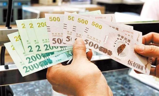 儘管行政院五倍券政策13日急转弯，民眾免付1千元可免费领券，图为去年发行三倍券，仅为示意图。（中时资料照）