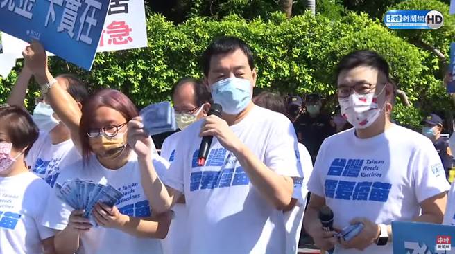 國民黨赴政院抗議「紓困發現金」，遭大批警力、拒馬擋在門外。（中時新聞網直播畫面）