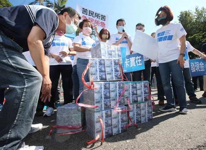 國民黨立院團今日一早由總召費鴻泰率全體委員，前往行政院大門前表達「紓困普發現金」記者會，要求拜會行政院長蘇貞昌直接表達民眾心聲，表達普發現金的立場。（趙雙傑攝）