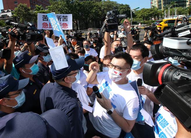 国民党立院团今日一早由总召费鸿泰率全体委员，前往行政院大门前表达「纾困普发现金」记者会，要求拜会行政院长苏贞昌直接表达民眾心声，现场撒道具新台币，表达普发现金的立场，国民党主席身兼立委的江启臣（中）过程中也与警方爆发推挤。（赵双杰摄）