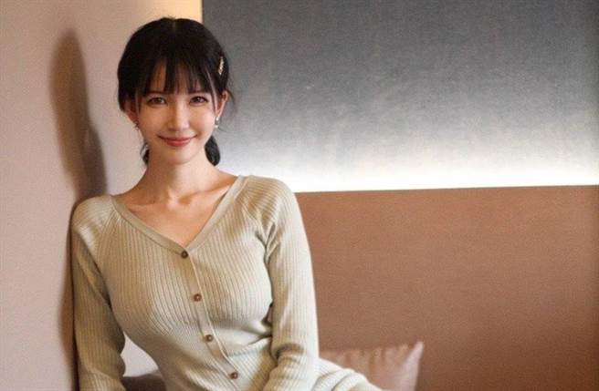 施子怡外型清纯甜美，拥有百万粉丝追踪。(图／翻摄自施子怡微博)