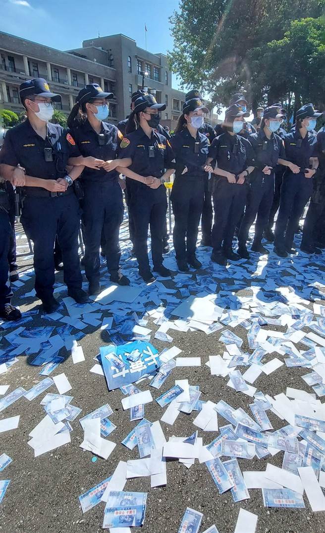 國民黨立院團今日一早由總召費鴻泰率全體委員，前往行政院大門前表達「紓困普發現金」記者會，要求拜會行政院長蘇貞昌直接表達民眾心聲，現場撒道具新台幣，表達普發現金的立場。（趙雙傑攝）