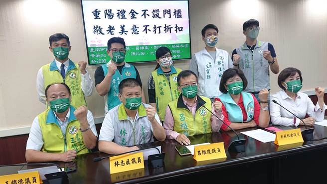 台南市今年重阳敬老金拟设排富条款，民进党籍与无党籍议员群起反对。（程炳璋摄）