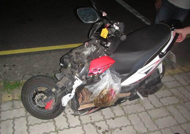 外籍移工酒駕追撞汽車，自己也倒地受傷送醫。（民眾提供／盧金足台中傳真）