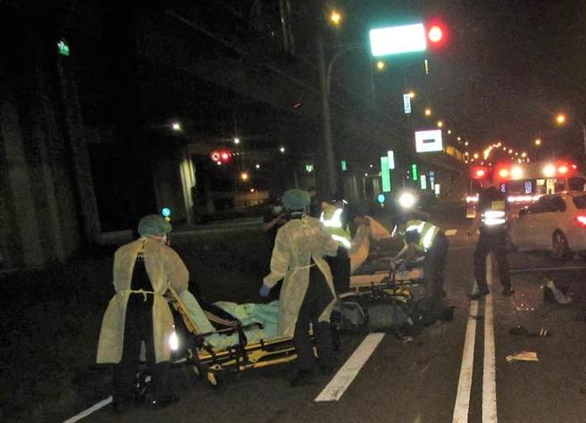 外籍移工酒駕追撞汽車，自己也倒地受傷送醫。（民眾提供／盧金足台中傳真）