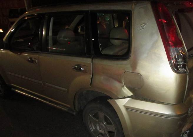 開在前面的汽車後車尾，被酒駕的外籍移工追撞受損。（民眾提供／盧金足台中傳真）