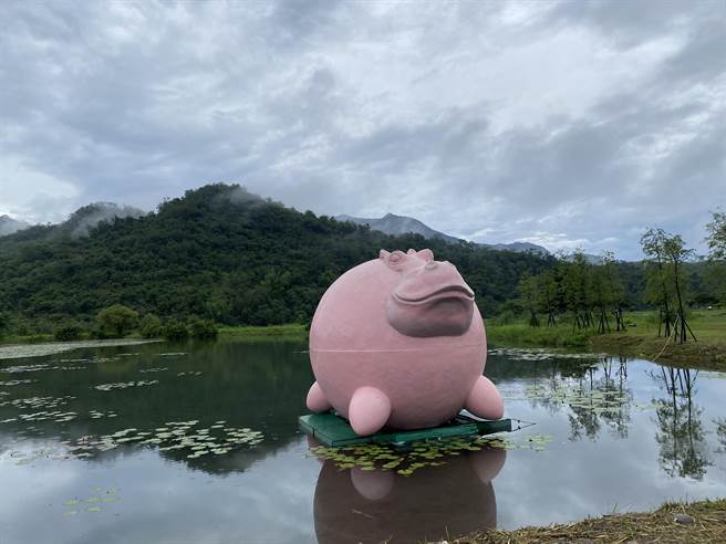 雕塑家陈奕彰则在鹿野的秘境新良湿地创作「粉红河马」，肚子圆嘟嘟的粉红河马在湖片上随风映着波光粼粼，一派淘气欢愉。（冯惠宜摄）