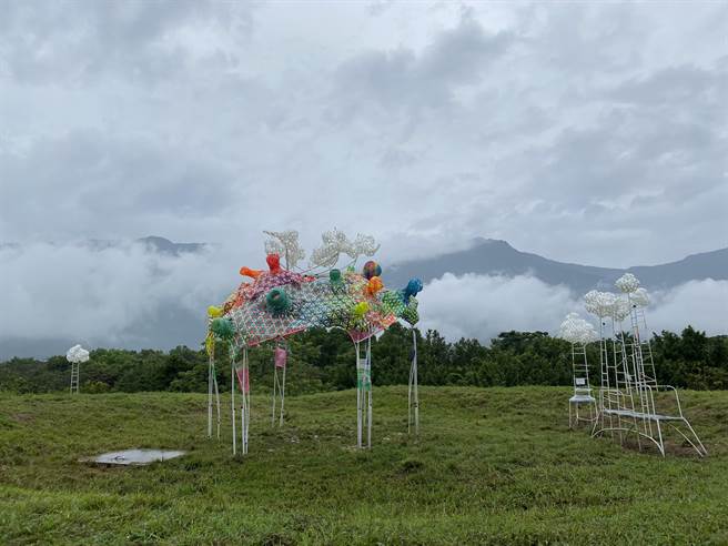 编织艺术家林淑铃在关山亲水公园人造山丘顶以色彩缤纷的PET塑钢带创作出「云朵制造所」作品。（冯惠宜摄）